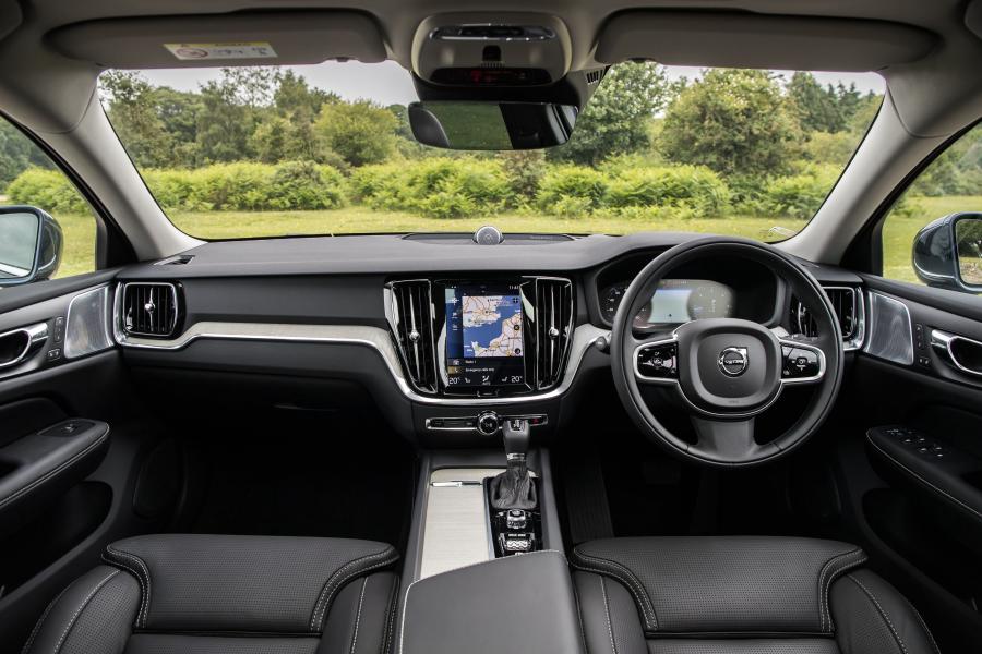 Торпедо Volvo V60 D4 Inscription 2018 года  (UK) (фото 2 из 34)